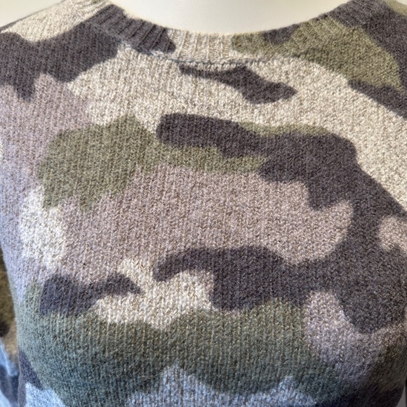 360 CASHMERE Green and Gray Camo Print Knit Sweater - Size XS. - Picture 6 of 15